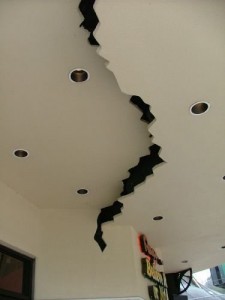 Как замаскировать трещину в потолке?