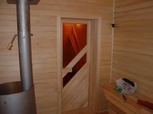 Деревянная дверь сауны открывает доступ к расслабляющему и здоровому миру